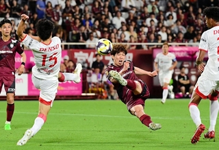 神戸-名古屋　後半、ボレーシュートを放つ神戸・宮代＝神戸市兵庫区のノエビアスタジアム神戸（撮影・中西幸大）