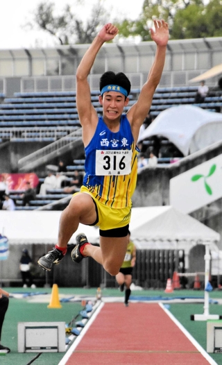 男子三段跳び決勝　優勝した西宮東の磯山福太郎