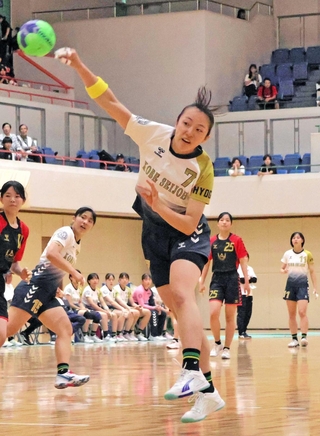 神戸星城－神戸国際大付　前半、得点を重ねた神戸星城の武田（７）