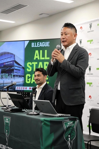 ２０２８年のＢリーグオールスターゲームの開催が決まり、喜びを語る神戸ストークスの渋谷順社長（右）＝ジーライオンアリーナ神戸