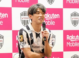 参加した子どもらの質問に答えたＪ１神戸の大迫勇也＝神戸市兵庫区、イオンモール神戸南