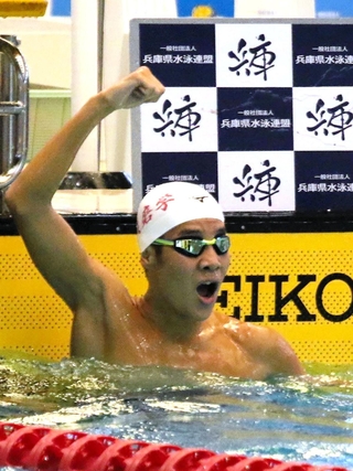 競泳男子１５００メートル自由形を大会新記録で制し、ガッツポーズする須磨学園の上岡凌太
