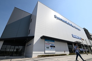 完成したアイススケートリンク「シスメックス・コウベアイスキャンパス」＝２０日午前、神戸市中央区脇浜海岸通２（撮影・斎藤雅志）