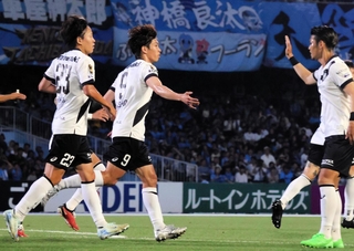 川崎－神戸　前半１０分、同点ゴールを決めた神戸の宮代（９）＝ＵｖａｎｃｅとどろきスタジアムｂｙＦｕｊｉｔｓｕ