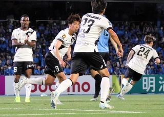 川崎－神戸　前半１０分、同点ゴールを決めた神戸の宮代（９）＝ＵｖａｎｃｅとどろきスタジアムｂｙＦｕｊｉｔｓｕ