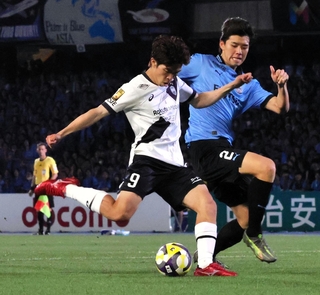 川崎－神戸　後半７分、右足で勝ち越しゴールを決める神戸の宮代（９）＝ＵｖａｎｃｅとどろきスタジアムｂｙＦｕｊｉｔｓｕ