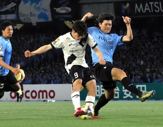 川崎－神戸　後半７分、右足で勝ち越しゴールを決める神戸の宮代（９）＝ＵｖａｎｃｅとどろきスタジアムｂｙＦｕｊｉｔｓｕ
