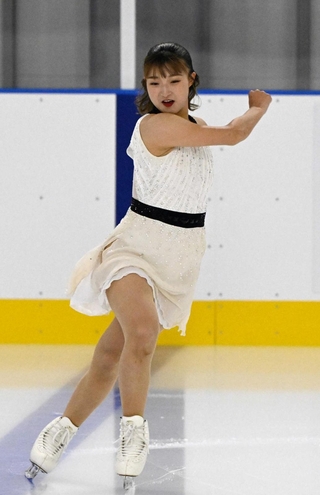 真新しいリンクで演技する坂本花織＝２０日、神戸市中央区脇浜海岸通２のシスメックス・コウベアイスキャンパス