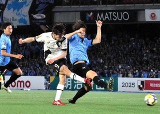 川崎－神戸　後半７分、勝ち越しゴールを決める神戸の宮代（撮影・井川朋宏）