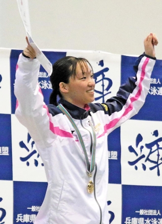 競泳女子４００メートル自由形で優勝し、仲間の声援に応える須磨学園の酒井柚奈