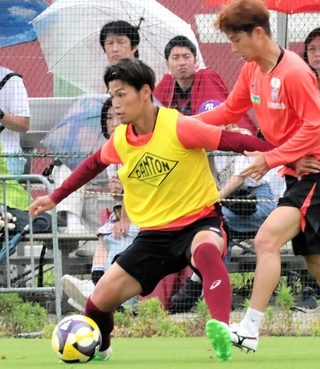 神戸で攻撃の中心を担い、雨中での公開練習でも体を張る佐々木（左）＝神戸市西区、いぶきの森球技場