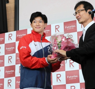 世界選手権に向けた壮行会で、花束を受け取る玉井陸斗（左）＝滋賀県草津市の立命大びわこ・くさつキャンパス