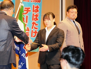スーパーアスリートの指定証を授与される西尾明莉（中央）と森下大地（右）＝神戸市中央区、市産業振興センター