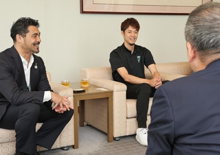 来季の意気込みを語る神戸ストークスの道原紀晃選手（奥右）と西村大介副社長＝２６日午後、神戸市中央区東川崎町１