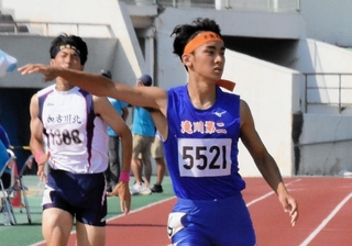 男子４００メートル決勝　２８年ぶりに大会記録を更新して優勝した滝川第二高の久保（右）＝姫路市、ウインク陸上競技場