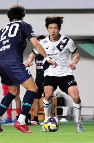 福岡－神戸　攻撃を仕掛ける神戸の宮代（中央）＝福岡市、ベスト電器スタジアム（撮影・井川朋宏）