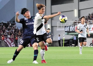 福岡－神戸　１７試合ぶりに先発し、奮闘する神戸の飯野（中央）＝福岡市、ベスト電器スタジアム（撮影・井川朋宏）