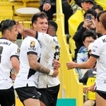 柏－神戸　前半１８分、ＣＫからのゴール前のこぼれ球を頭で押し込み、味方と喜び合う神戸のトゥーレル（左から２人目）＝三協フロンテア柏スタジアム