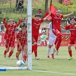 サッカー女子決勝　日ノ本－神戸弘陵　後半、中里（１４）が先制ゴールを決め、喜ぶ日ノ本イレブン（撮影・丸山桃奈）