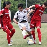 サッカー女子決勝　日ノ本－神戸弘陵　前半、攻め込む神戸弘陵のＦＷ（右から２番目）鈴木梨花＝三木総合防災公園第１球技場（撮影・丸山桃奈）