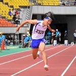 陸上男子１００メートル決勝　優勝した関学の古今堂辰弥（中央）