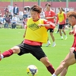 クラブ最年少で公式戦出場を果たし、世代別代表でも経験を積む神戸の瀬口大翔（左）＝神戸市西区、いぶきの森球技場