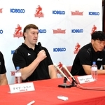 リーグワンを３位で終え、総括会見に臨む神戸の（左から）レニー・ヘッドコーチ、レタリック、李承信、弘津英司チームディレクター＝神戸市東灘区のスティーラーズ記念館