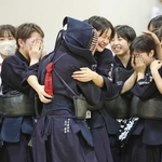 接戦となった決勝を制し、抱き合って喜ぶ甲子園の大将白川（中央左）や中堅三葉（同右）ら（撮影・小林良多）