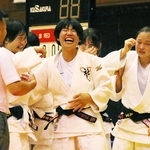柔道女子団体で初優勝を飾り、喜ぶ社の選手たち＝高砂市米田町島、同市総合体育館