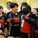 バレーボール女子決勝　氷上を下して優勝し、歓喜する日ノ本の選手たち