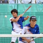 ソフトテニス男子団体決勝・神戸国際大付-市尼崎　激しい打ち合いを制した市尼崎の岩田（奥）、村上組（撮影・風斗雅博）