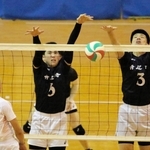 バレーボール男子決勝・市尼崎－姫路工　ブロックを決める市尼崎のハントラクル（左）と下村