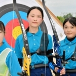 アーチェリー女子団体総合で初優勝した須磨学園の（左から）宮加谷、松下、椋野