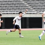 滝川第二-ＡＩＥ国際　後半、ハットトリックで３-３となる同点ゴールを決め、駆け出す滝川第二のＦＷ空久保善（中央）＝三木総合防災公園陸上競技場（撮影・中西幸大）