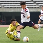 滝川第二-ＡＩＥ国際　後半、滝川第二の空久保がＧＫをかわしてゴール。１-２と追い上げる（撮影・中西幸大）