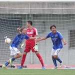 滝川第二-ＡＩＥ国際　後半、ＡＩＥ国際の知名（中央）がヘディングシュートを決め３-２と勝ち越す＝三木総合防災公園陸上競技場（撮影・中西幸大）