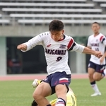 滝川第二-ＡＩＥ国際　後半、滝川第二の空久保がＧＫを交わしてゴール。１-２と追い上げる＝三木総合防災公園陸上競技場（撮影・中西幸大）