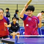 卓球女子団体決勝・芦屋学園-東洋大姫路　攻め立てる芦屋学園の長福（右）と中川