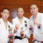 柔道男子個人で頂点に立った神港学園の（左から）藤村立志、千々和晃輝、平諒大