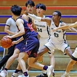 バスケットボール男子決勝・報徳－育英　第４クオーター、ゴール下で圧力をかける報徳のクリントン（４３）と松本（３４）（撮影・丸山桃奈）