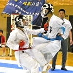 空手男子団体組手決勝　相手に突きを放つ神戸第一の村上（左）