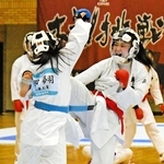 空手女子団体組手決勝　中段蹴りを放つ神港学園の穐野（右）＝神戸常盤アリーナ