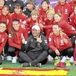 最後の本拠地での試合を終え、笑顔で選手たちと写真に納まるフェロン監督（前列中央）＝５月１１日、神戸市兵庫区、ノエビアスタジアム神戸