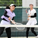 テニス女子ダブルス決勝　ラリーを打つ相生学院の稲場（右）、大塚組