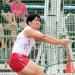 男子ハンマー投げを制した社の清水蓮大＝たけびしスタジアム京都