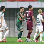 天皇杯２回戦の高知戦で、味方を倒した相手選手のプレーに憤る神戸のＧＫ新井（中央）＝11日、ノエビアスタジアム神戸（撮影・丸山桃奈）