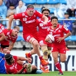 プレーオフ３位決定戦で、ボールを持って抜け出す神戸のＳＨ日和佐ら＝５月３１日、秩父宮ラグビー場（ｃ）ＪＲＬＯ