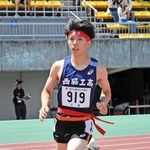 男子１５００メートル決勝　兵庫高校記録を更新して優勝した西脇工の新妻遼己＝たけびしスタジアム京都