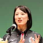 バレーボール選手としての経験を振り返る野津亜珠佳さん＝神戸新聞松方ホール