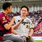 試合前トークショーに登場した元阪神投手の秋山拓巳さん（右）＝神戸市兵庫区のノエビアスタジアム神戸（撮影・中西幸大）